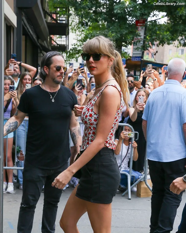 Taylor Swift photo 24 of 4190