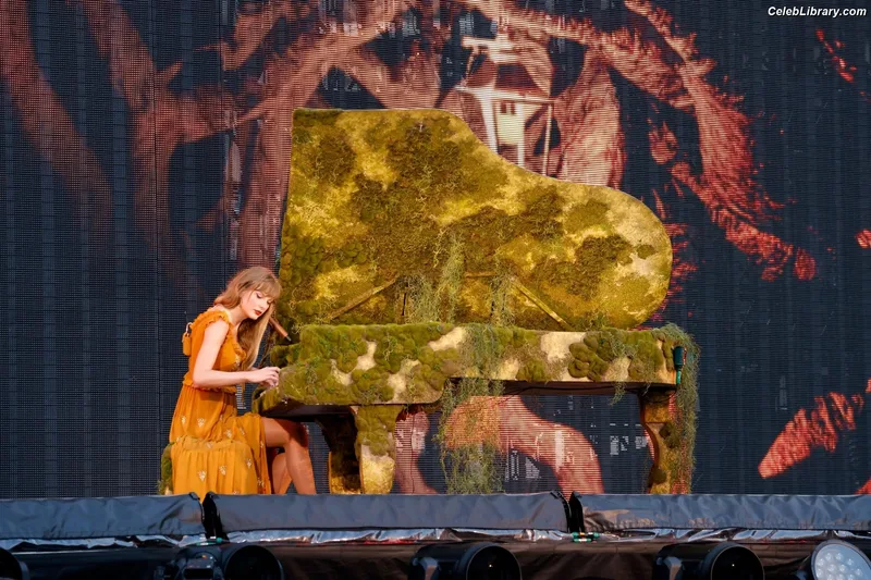 Taylor Swift photo 21 of 4190