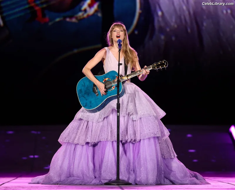 Taylor Swift photo 24 of 4190