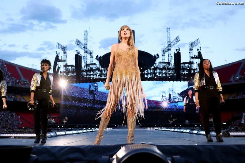 Taylor Swift photo 8 of 4190