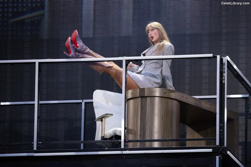Taylor Swift photo 9 of 4190