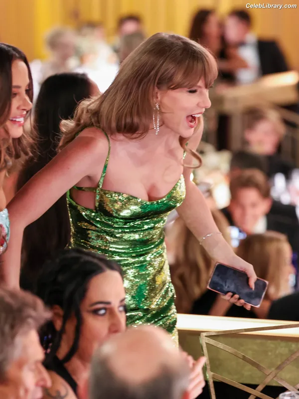 Taylor Swift photo 16 of 4190