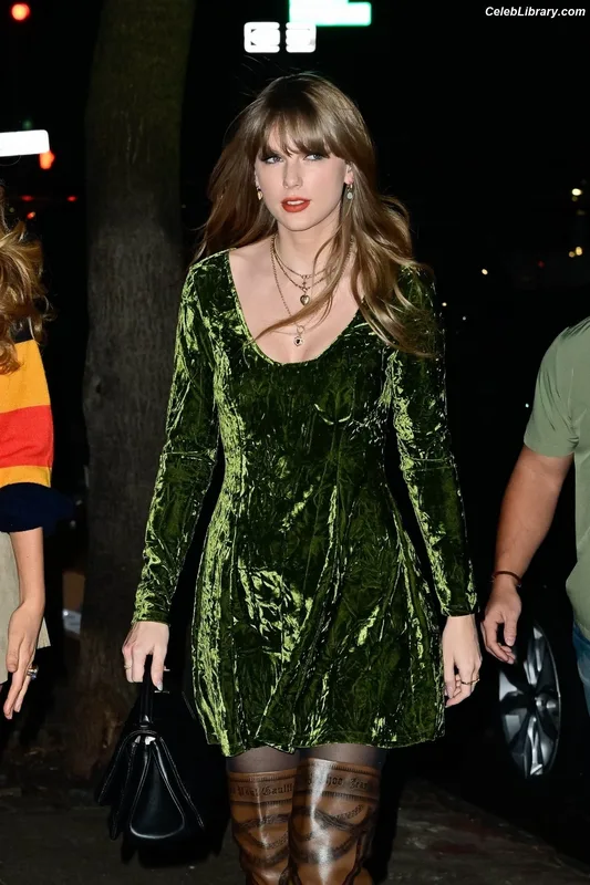 Taylor Swift photo 23 of 4190