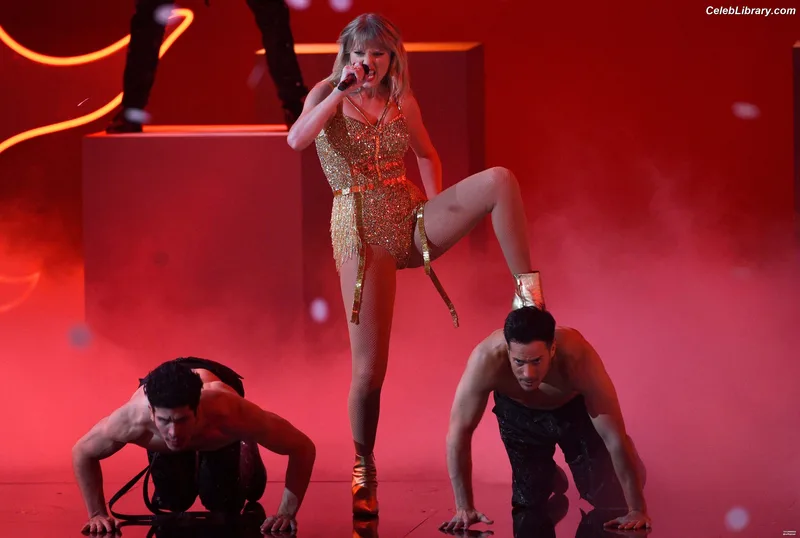 Taylor Swift photo 20 of 4190