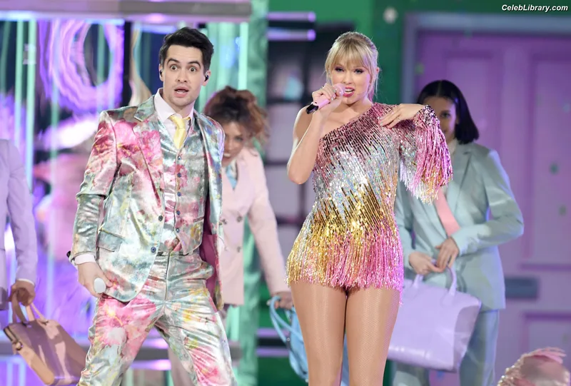 Taylor Swift photo 14 of 4190