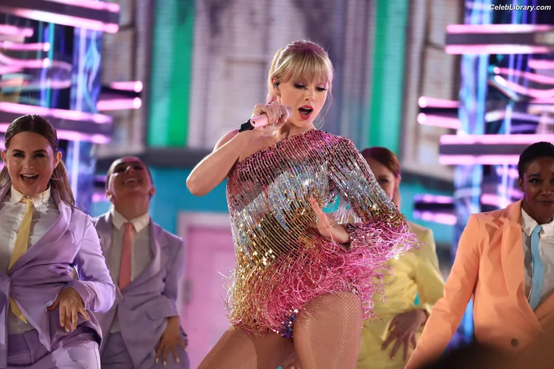 Taylor Swift photo 18 of 4190