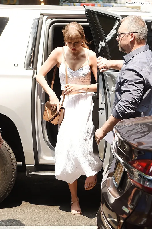 Taylor Swift photo 3 of 4190