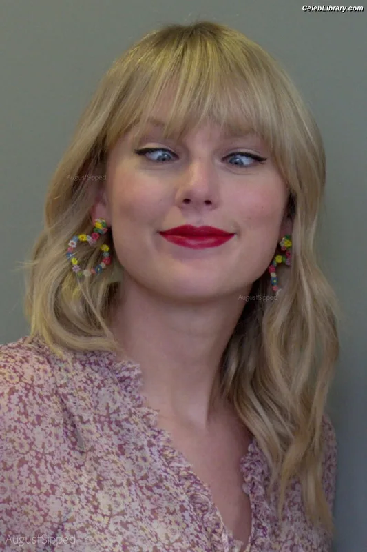 Taylor Swift photo 1 of 4190