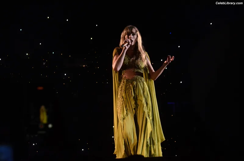 Taylor Swift photo 8 of 4190