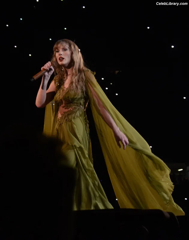 Taylor Swift photo 2 of 4190