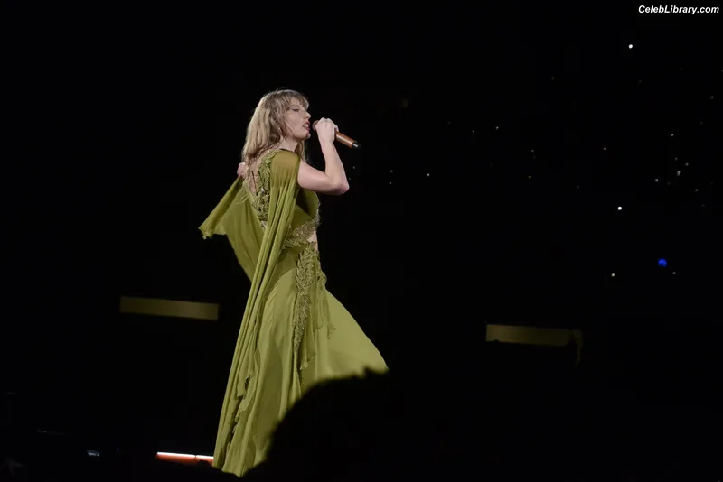 Taylor Swift photo 6 of 4190