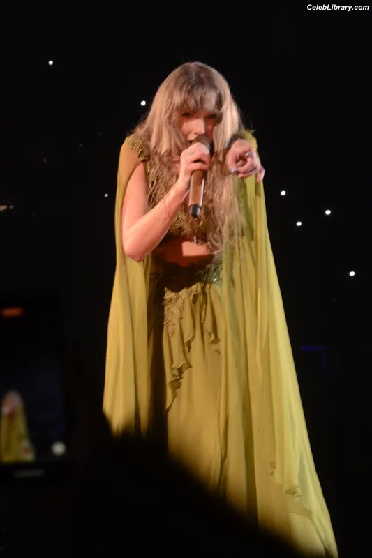 Taylor Swift photo 7 of 4190