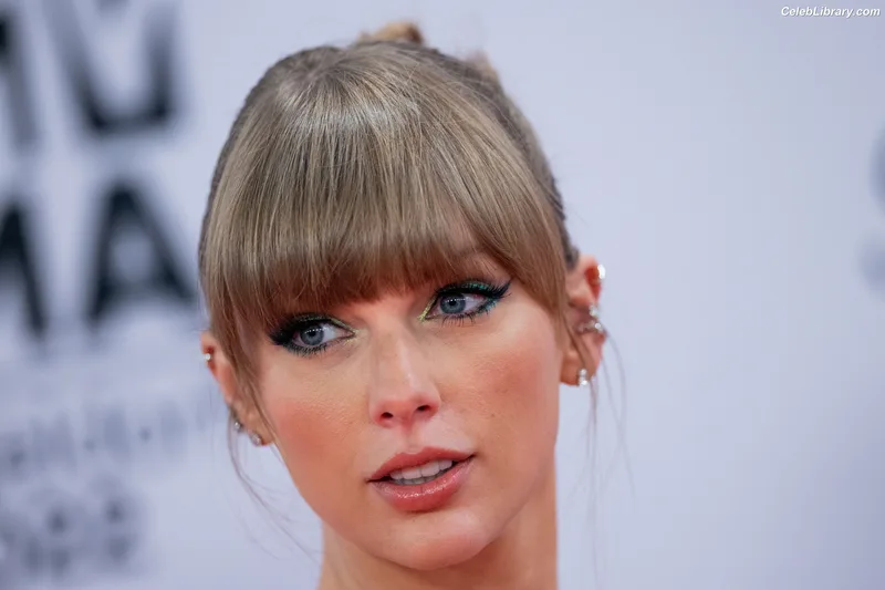Taylor Swift photo 10 of 4190