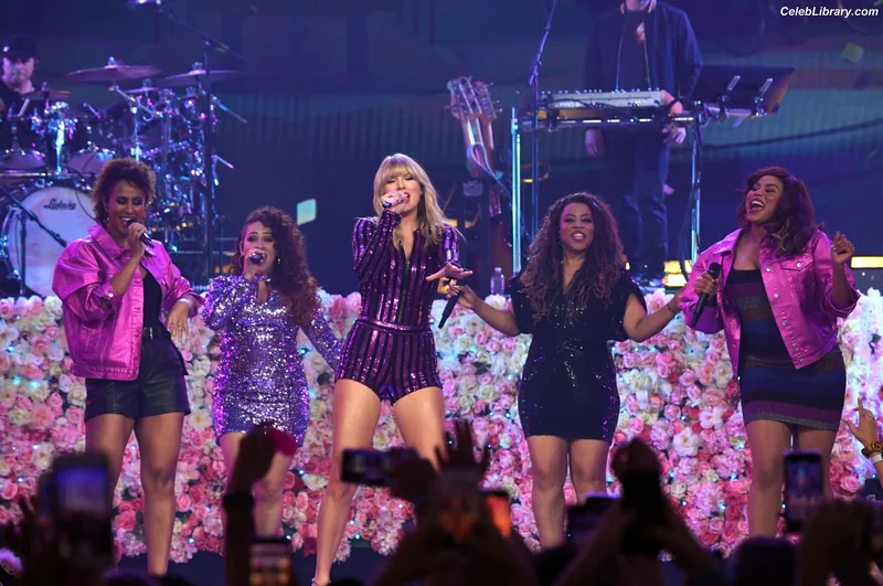 Taylor Swift photo 4 of 4190