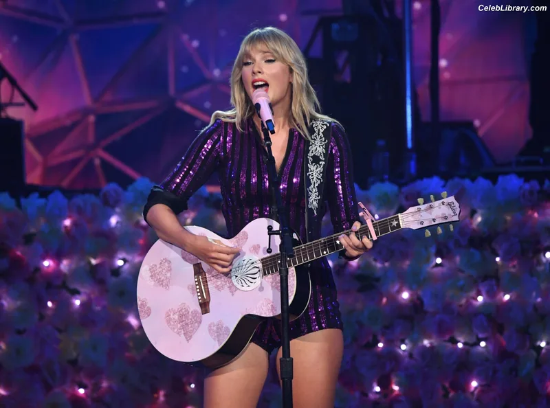 Taylor Swift photo 9 of 4190