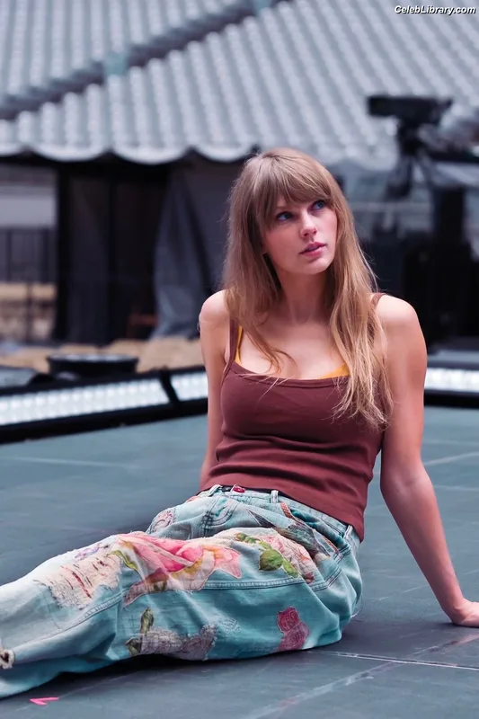 Taylor Swift photo 14 of 4190