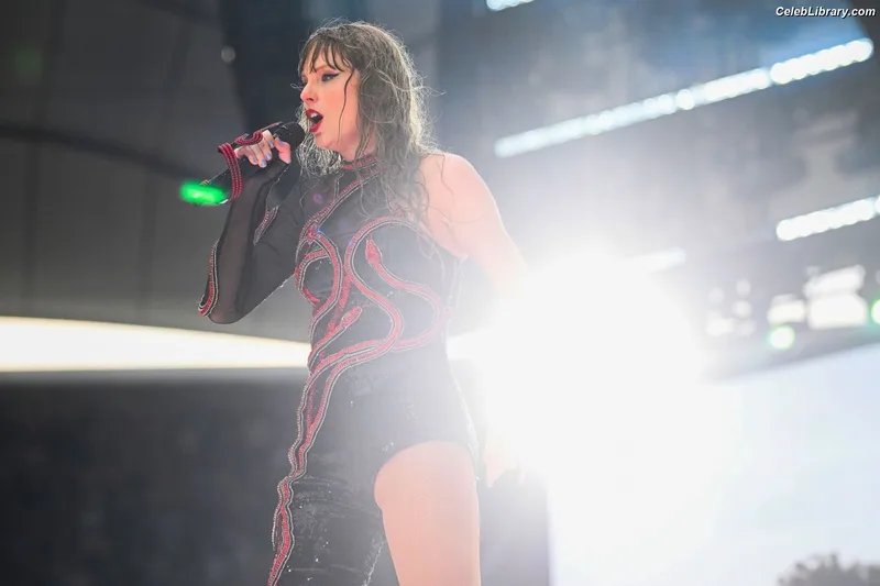 Taylor Swift photo 8 of 4190
