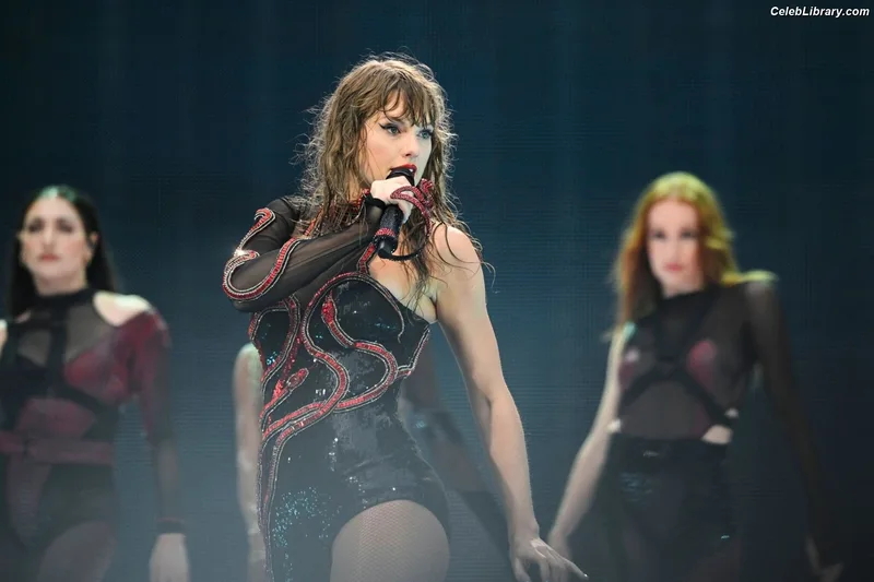 Taylor Swift photo 10 of 4190