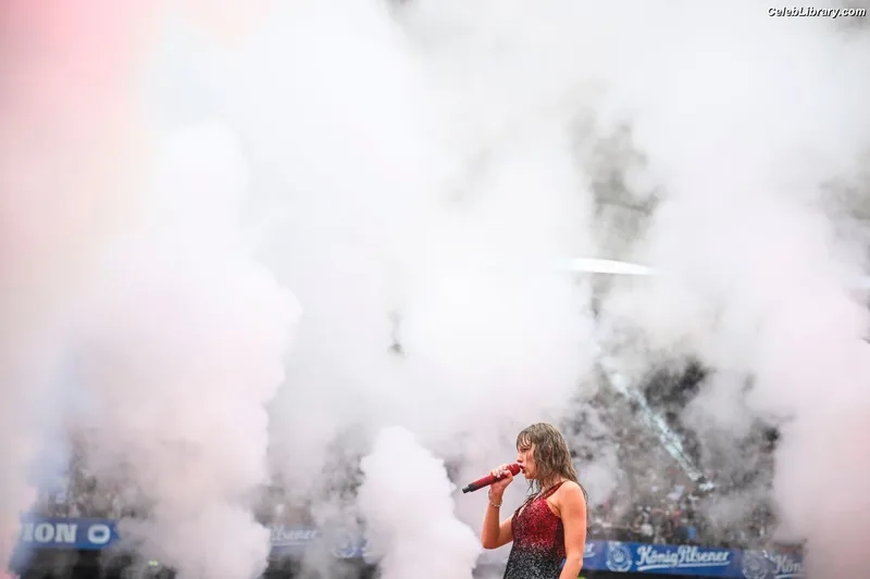 Taylor Swift photo 12 of 4190