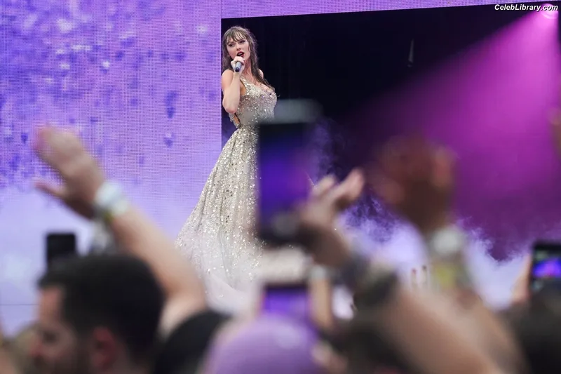 Taylor Swift photo 14 of 4190