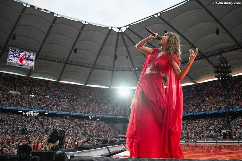 Taylor Swift photo 17 of 4190