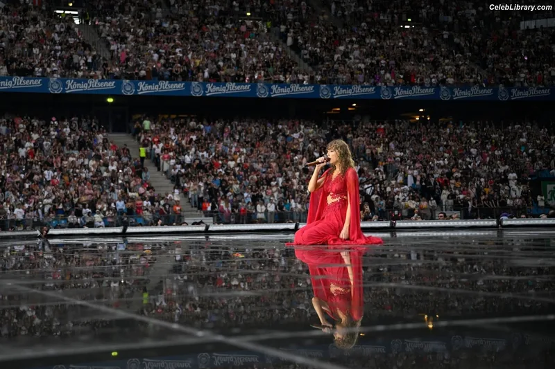 Taylor Swift photo 18 of 4190