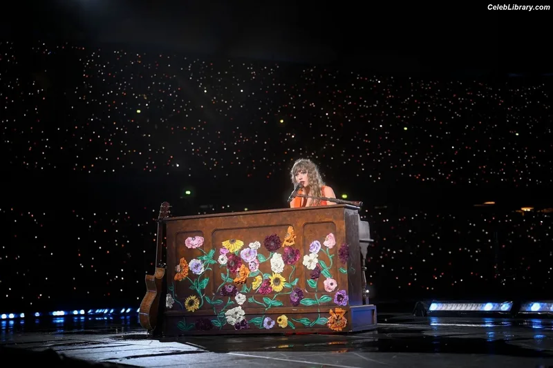 Taylor Swift photo 20 of 4190