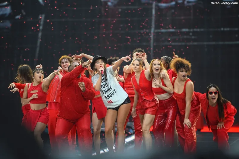 Taylor Swift photo 24 of 4190