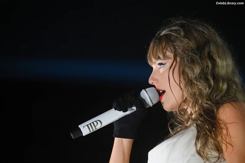 Taylor Swift photo 23 of 4190