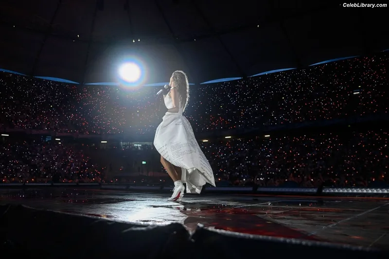 Taylor Swift photo 24 of 4190