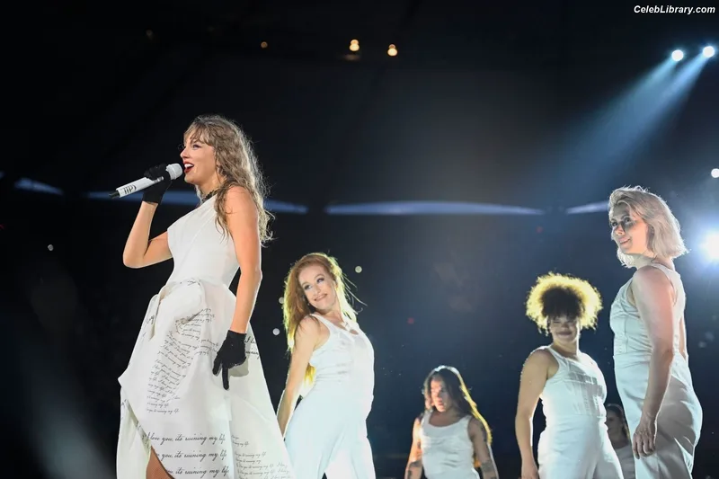 Taylor Swift photo 1 of 4190