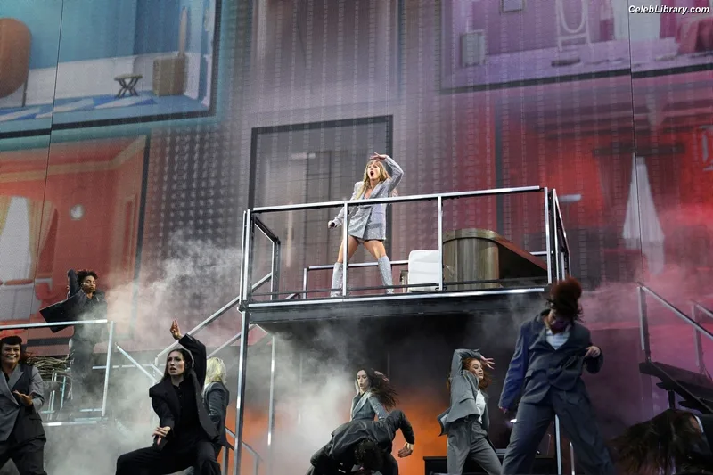 Taylor Swift photo 10 of 4190