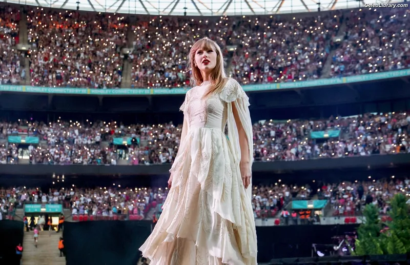 Taylor Swift photo 16 of 4190