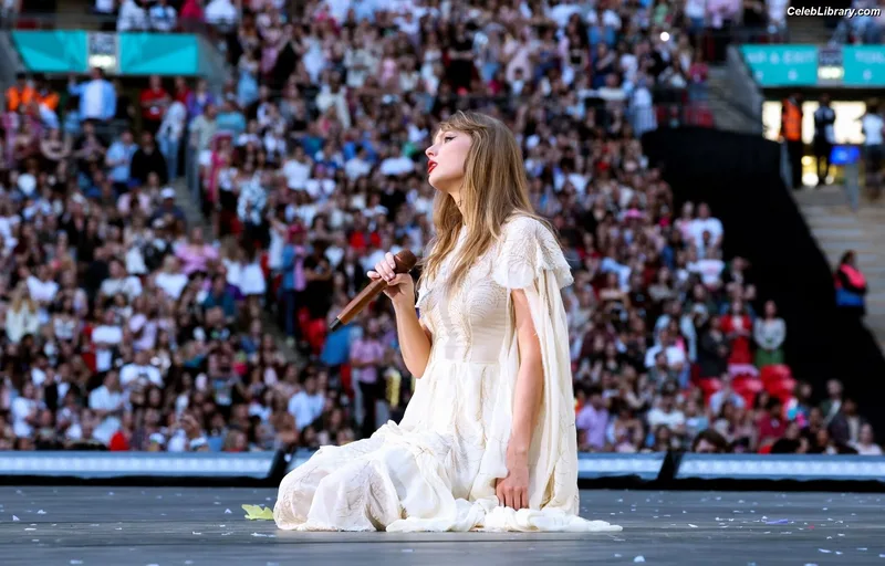 Taylor Swift photo 17 of 4190