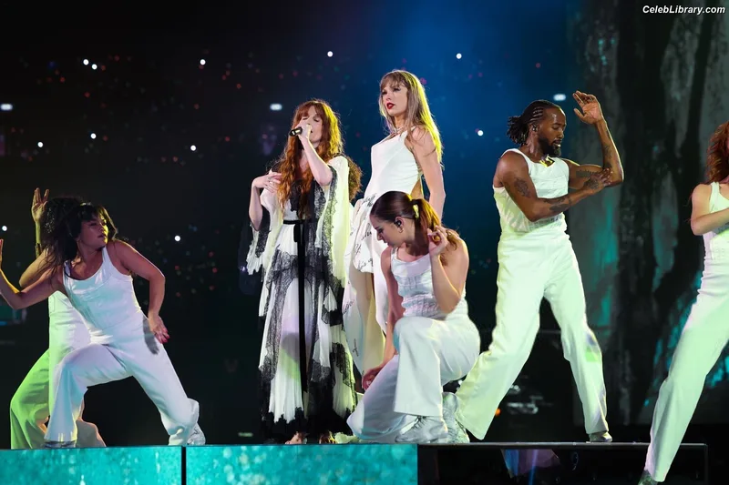 Taylor Swift photo 9 of 4190