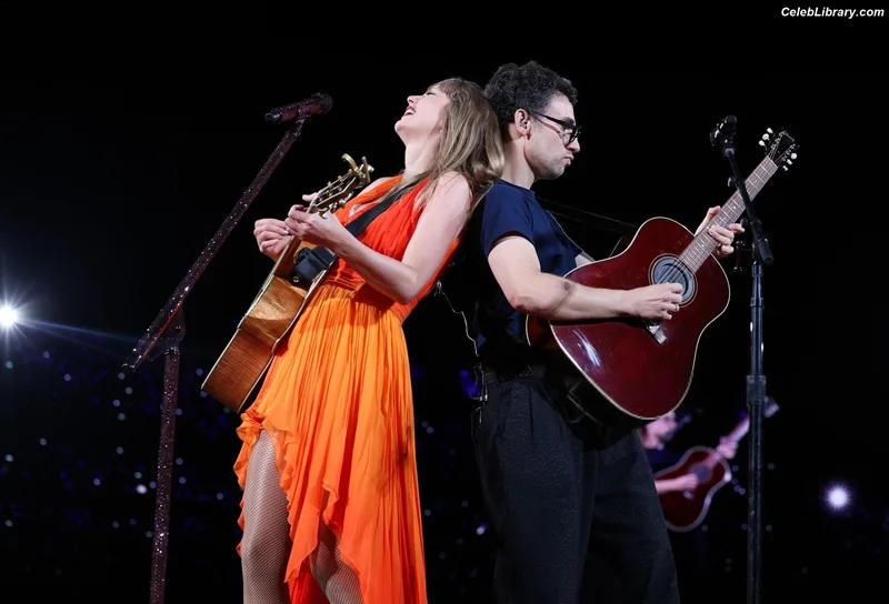 Taylor Swift photo 1 of 4190