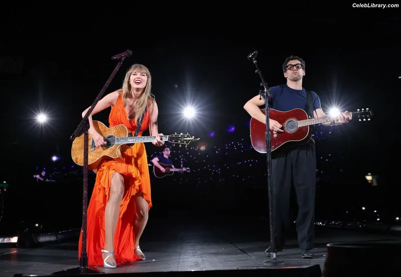 Taylor Swift photo 2 of 4190