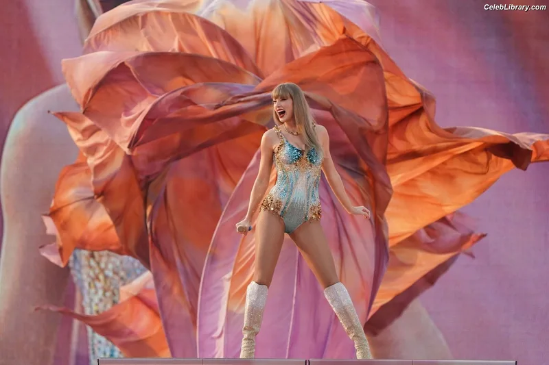 Taylor Swift photo 8 of 4190