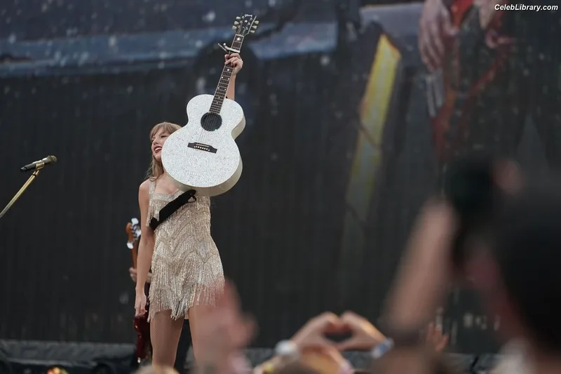 Taylor Swift photo 10 of 4190