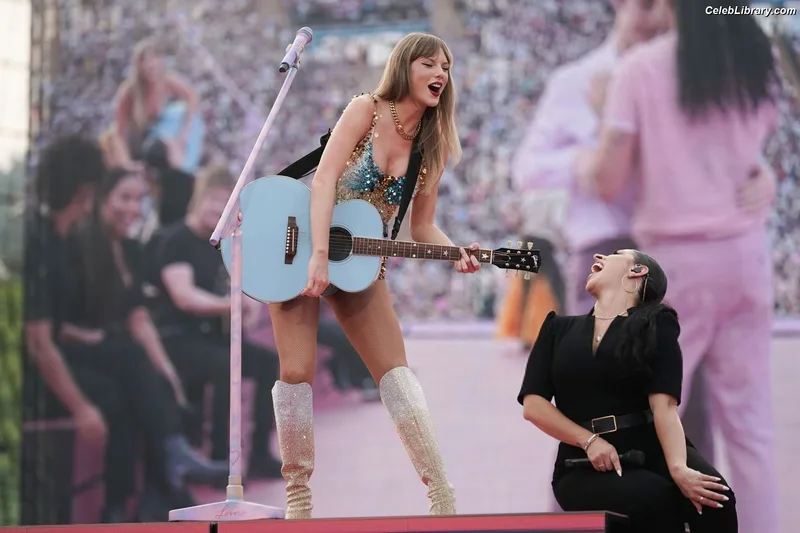 Taylor Swift photo 11 of 4190