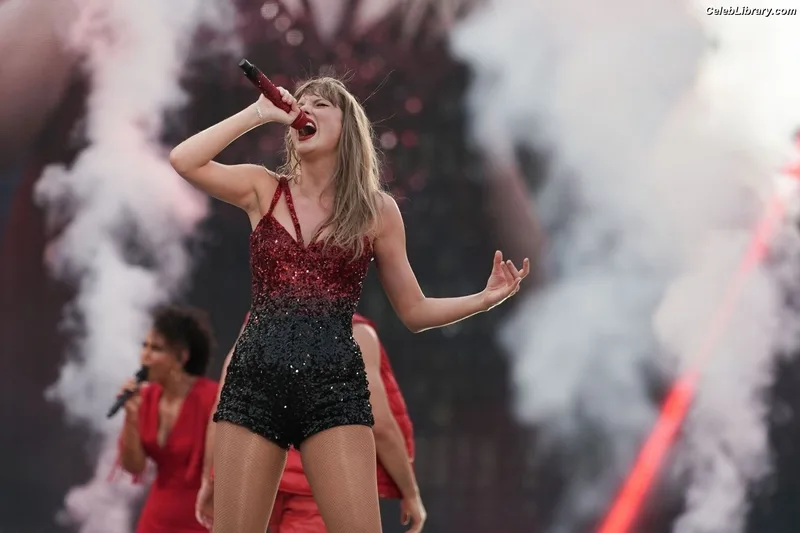 Taylor Swift photo 14 of 4190