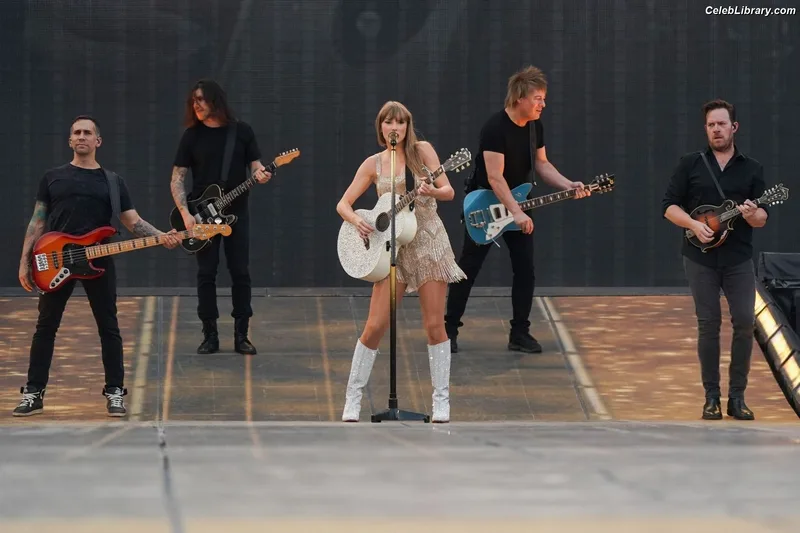 Taylor Swift photo 15 of 4190
