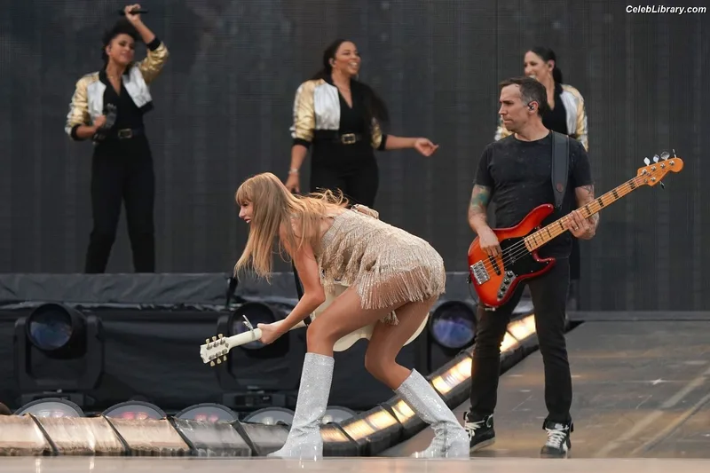 Taylor Swift photo 17 of 4190