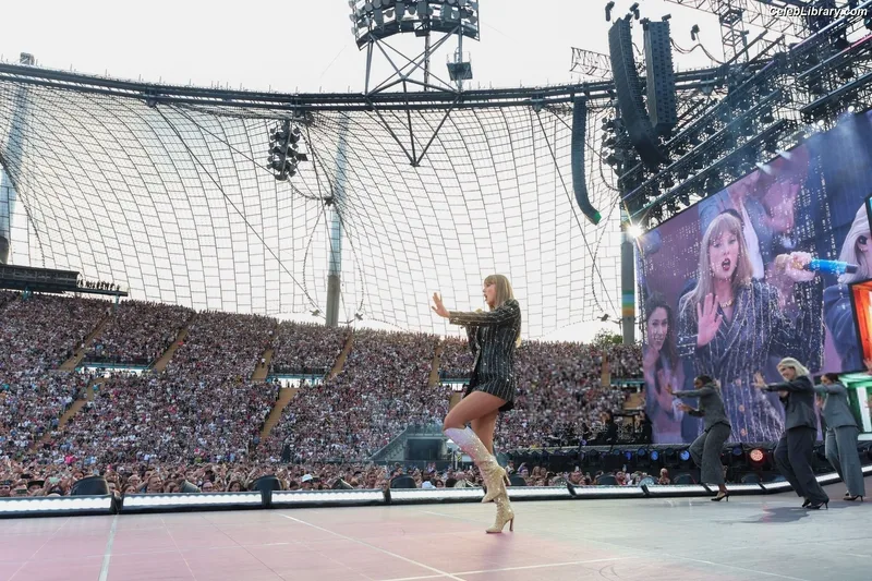Taylor Swift photo 18 of 4190