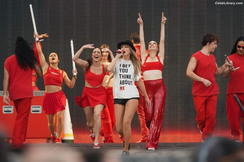 Taylor Swift photo 22 of 4190