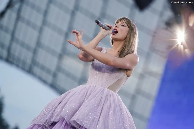 Taylor Swift photo 23 of 4190