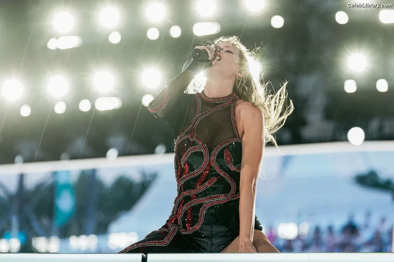 Taylor Swift photo 21 of 4190
