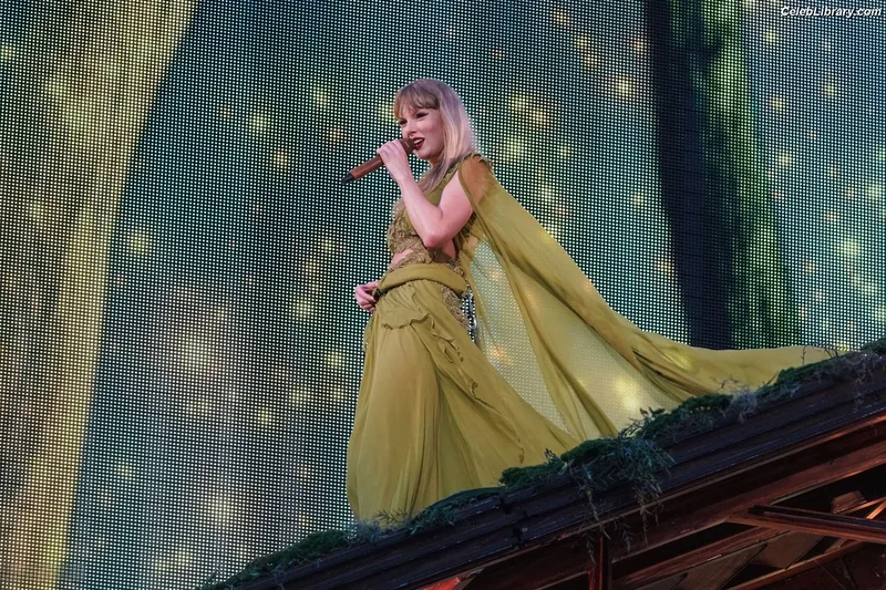 Taylor Swift photo 3 of 4190