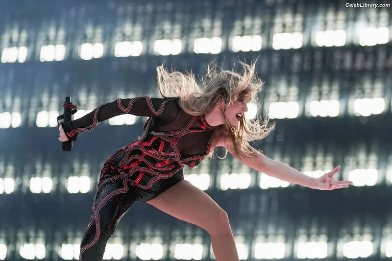 Taylor Swift photo 22 of 4190