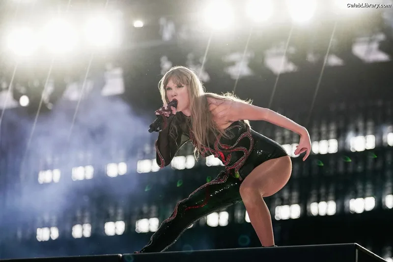 Taylor Swift photo 24 of 4190